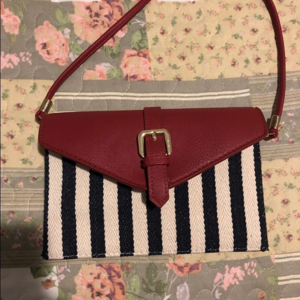 Red leather crossbody bag like new. I carried